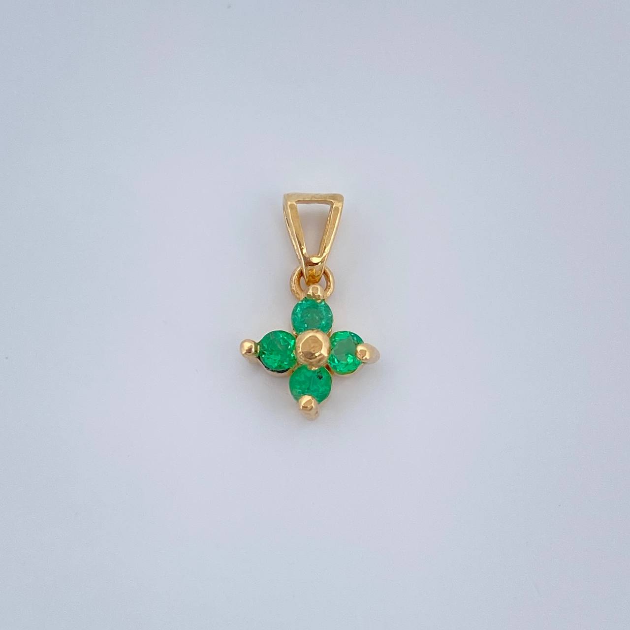 Dije Flor Esmeraldas 20 Pts 0.8gr / 1/2 in / Oro Amarillo 18K %