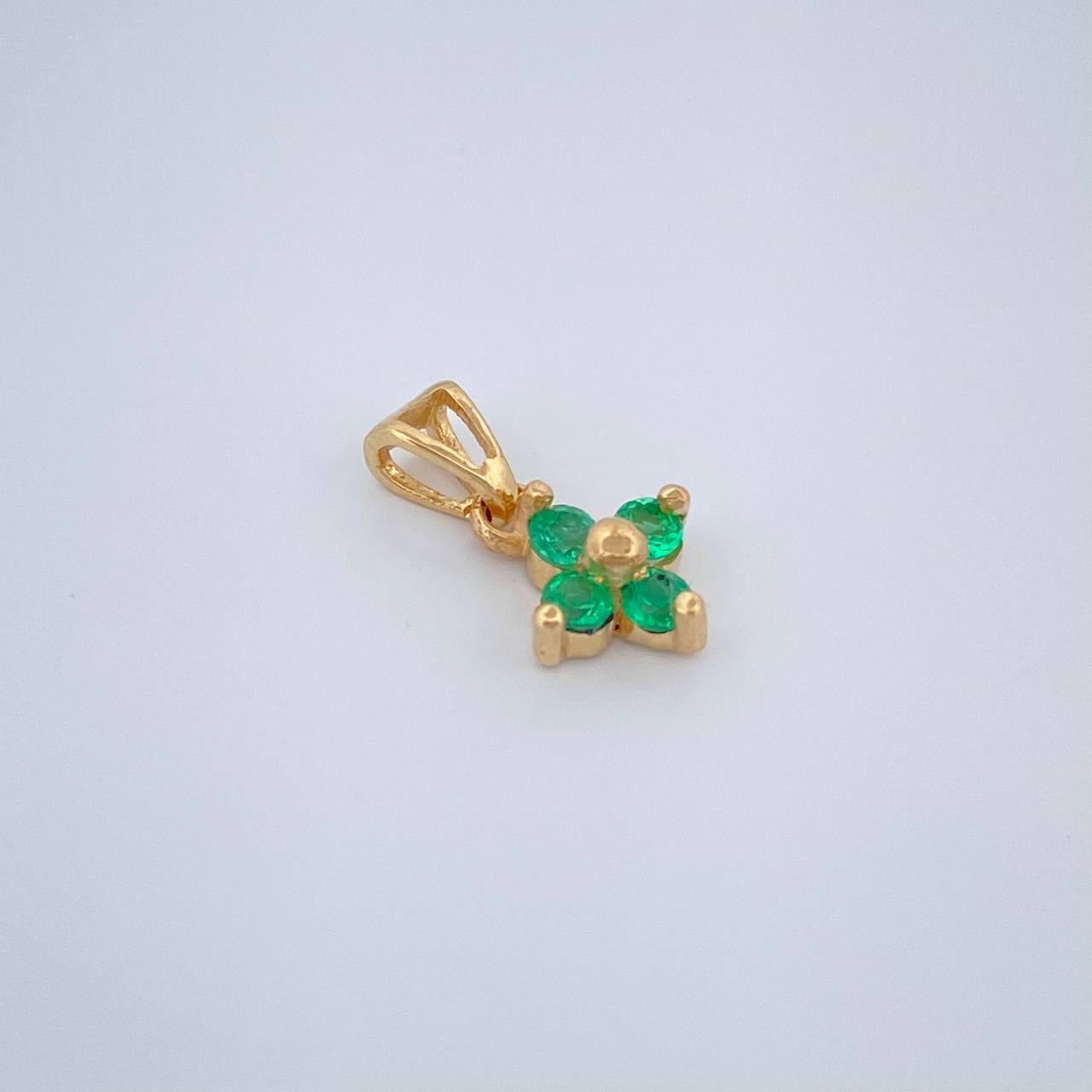 Dije Flor Esmeraldas 20 Pts 0.8gr / 1/2 in / Oro Amarillo 18K %