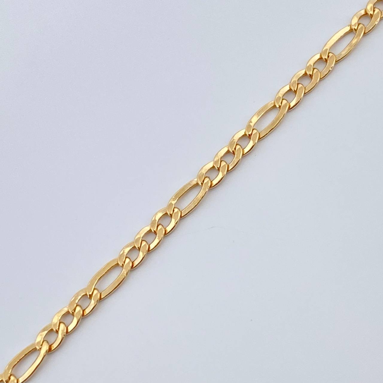 Pulso Figaro 1.45gr / 7 1/2 in / 2.36mm Oro Amarillo +1 18K %