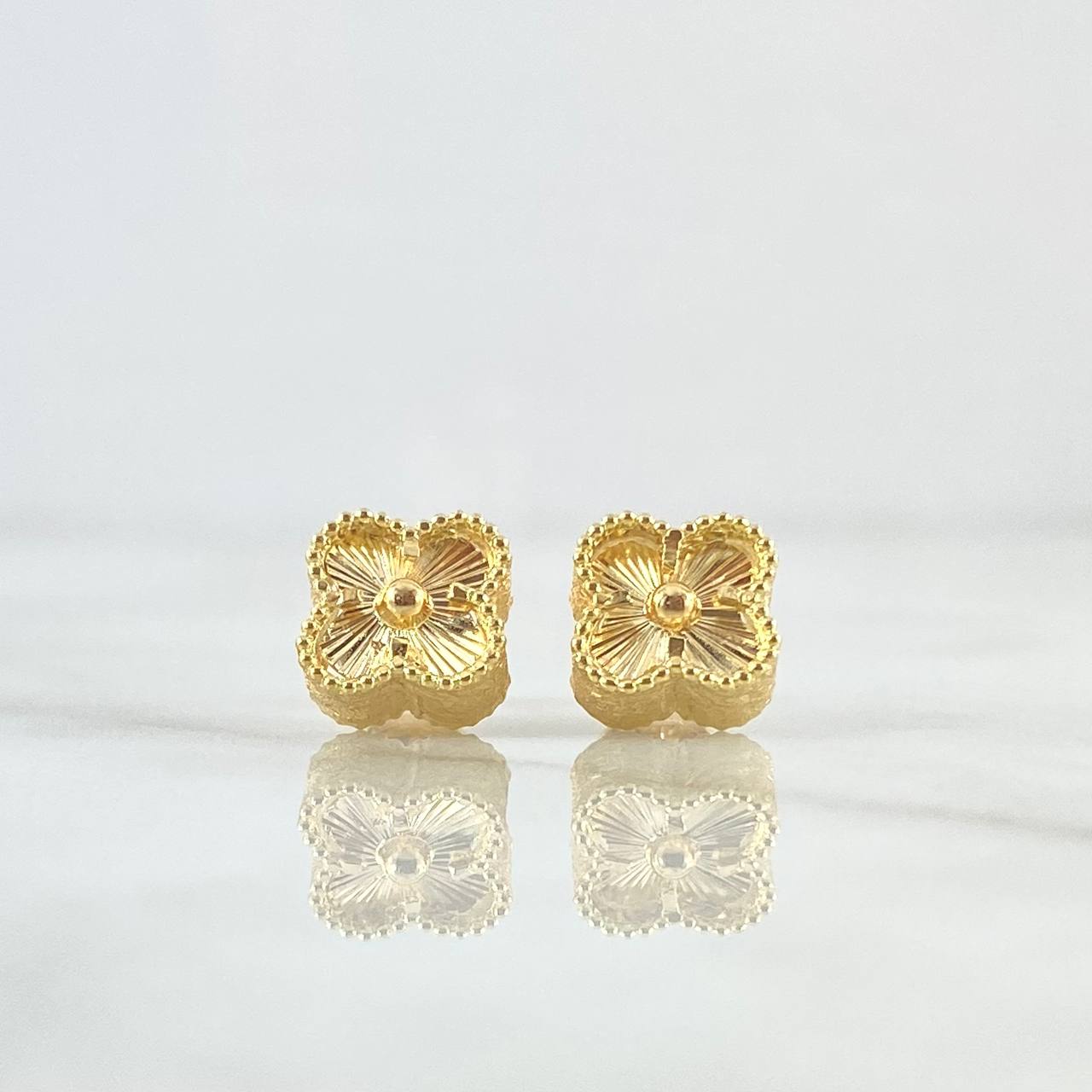 Stud Earrings Trébol VCyA 2.65gr / 9mm Diamond Cut Punteado Oro Amarillo Nac.Esp. 18K ©