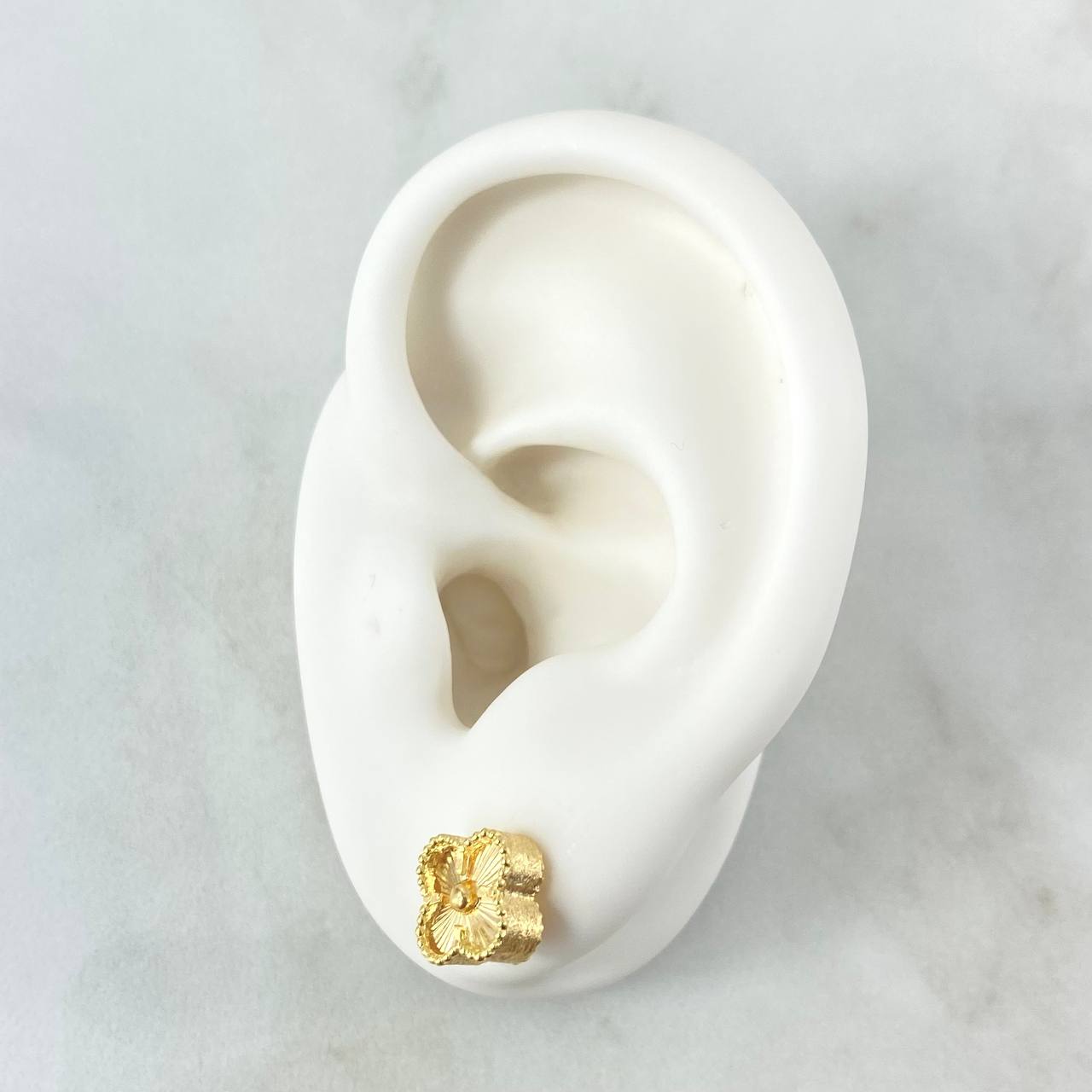 Stud Earrings Trébol VCyA 2.65gr / 9mm Diamond Cut Punteado Oro Amarillo Nac.Esp. 18K ©