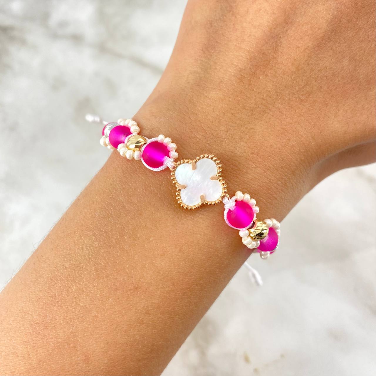 White Bracelet Clover VCyA White Mother-of-Pearl 2.4gr / 1.6cm / 5mm Beads Diamond Cut 6 pcs Three Golds +4 *