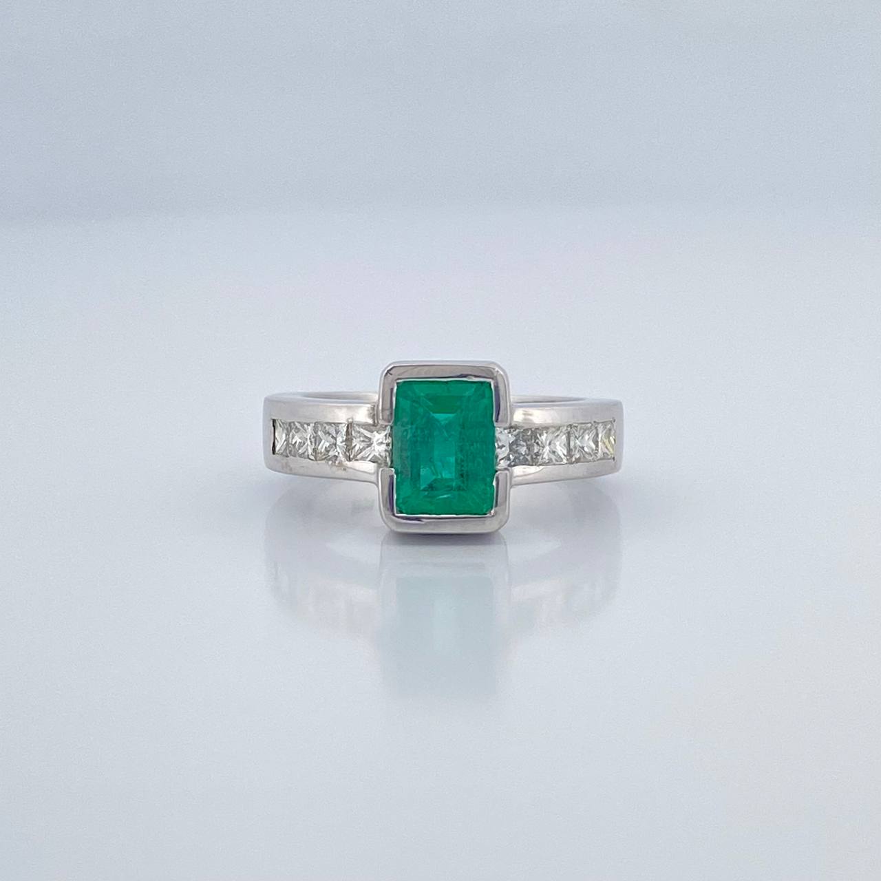 Anillo Rectangular Esmeralda 9.6gr / 3 in / Oro Blanco 18K %