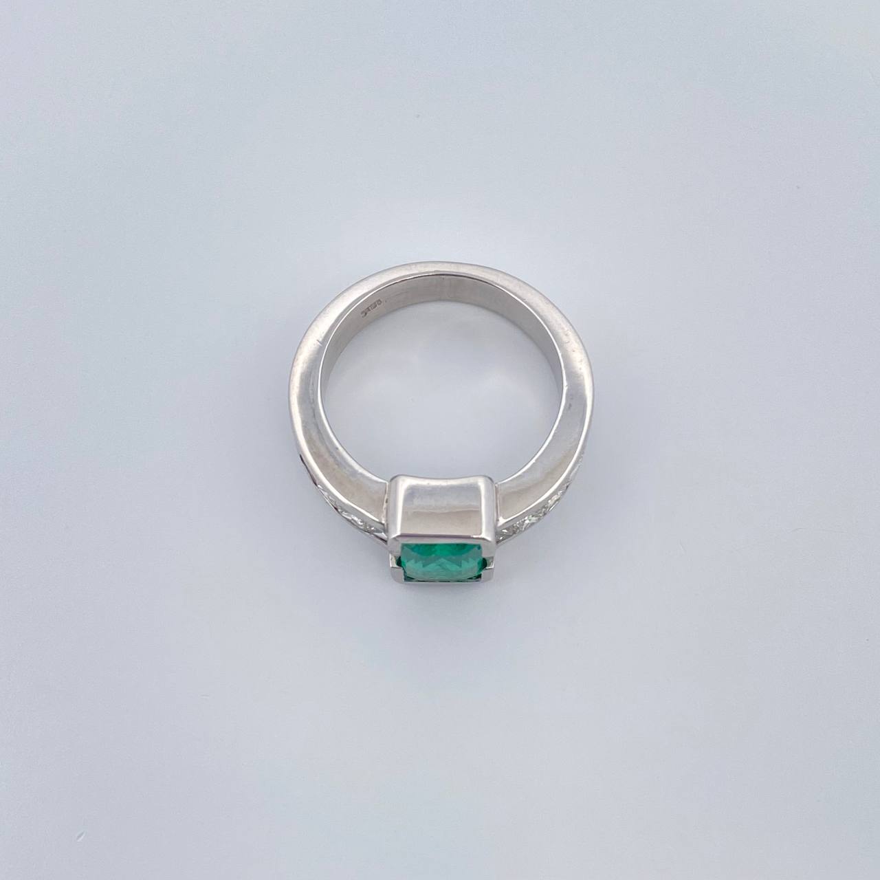 Anillo Rectangular Esmeralda 9.6gr / 3 in / Oro Blanco 18K %