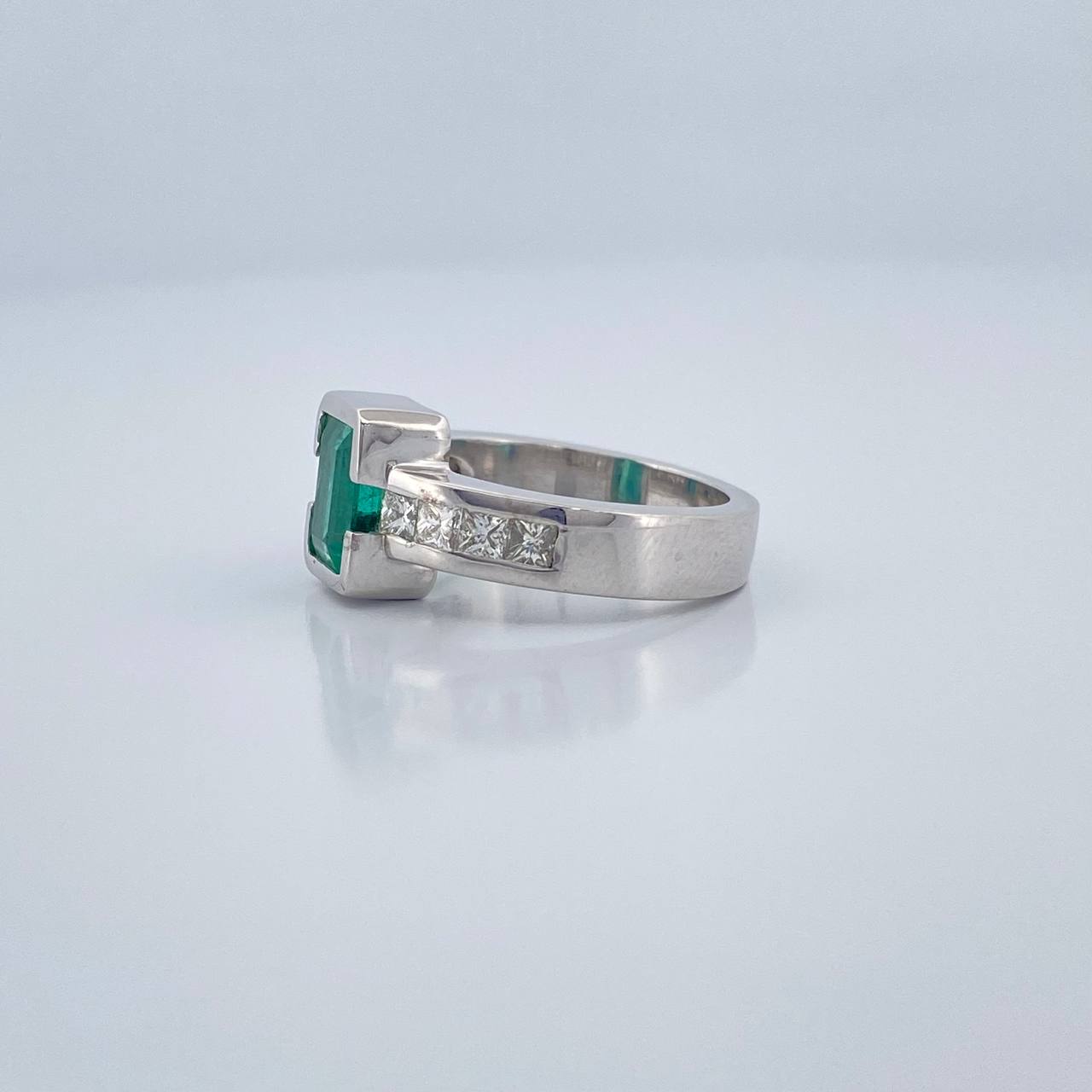 Anillo Rectangular Esmeralda 9.6gr / 3 in / Oro Blanco 18K %