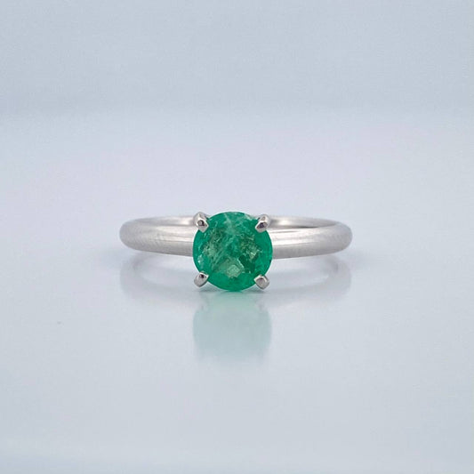Anillo Solitario Redondo Esmeralda 2.55gr / 2 3/4 in / Oro Blanco 18K %