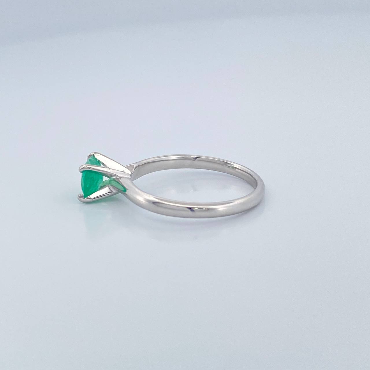 Anillo Solitario Redondo Esmeralda 2.55gr / 2 3/4 in / Oro Blanco 18K %