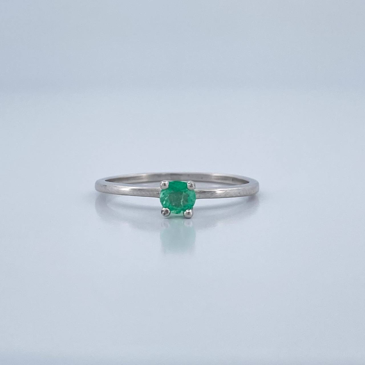 Anillo Solitario Esmeralda 1.55gr / 2 1/2 in / Oro Blanco 18K %