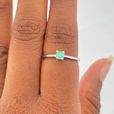 Anillo Solitario Esmeralda 1.55gr / 2 1/2 in / Oro Blanco 18K %