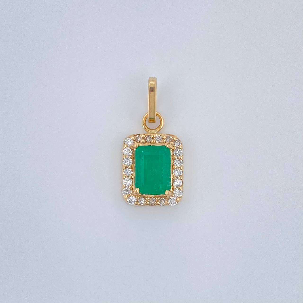 Dije Rectangulo Tupido Esmeralda 2.45gr / 3/4 in / Oro Amarillo 18K %