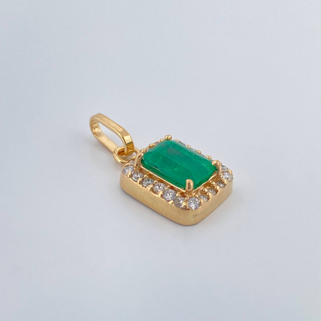 Dije Rectangulo Tupido Esmeralda 2.45gr / 3/4 in / Oro Amarillo 18K %