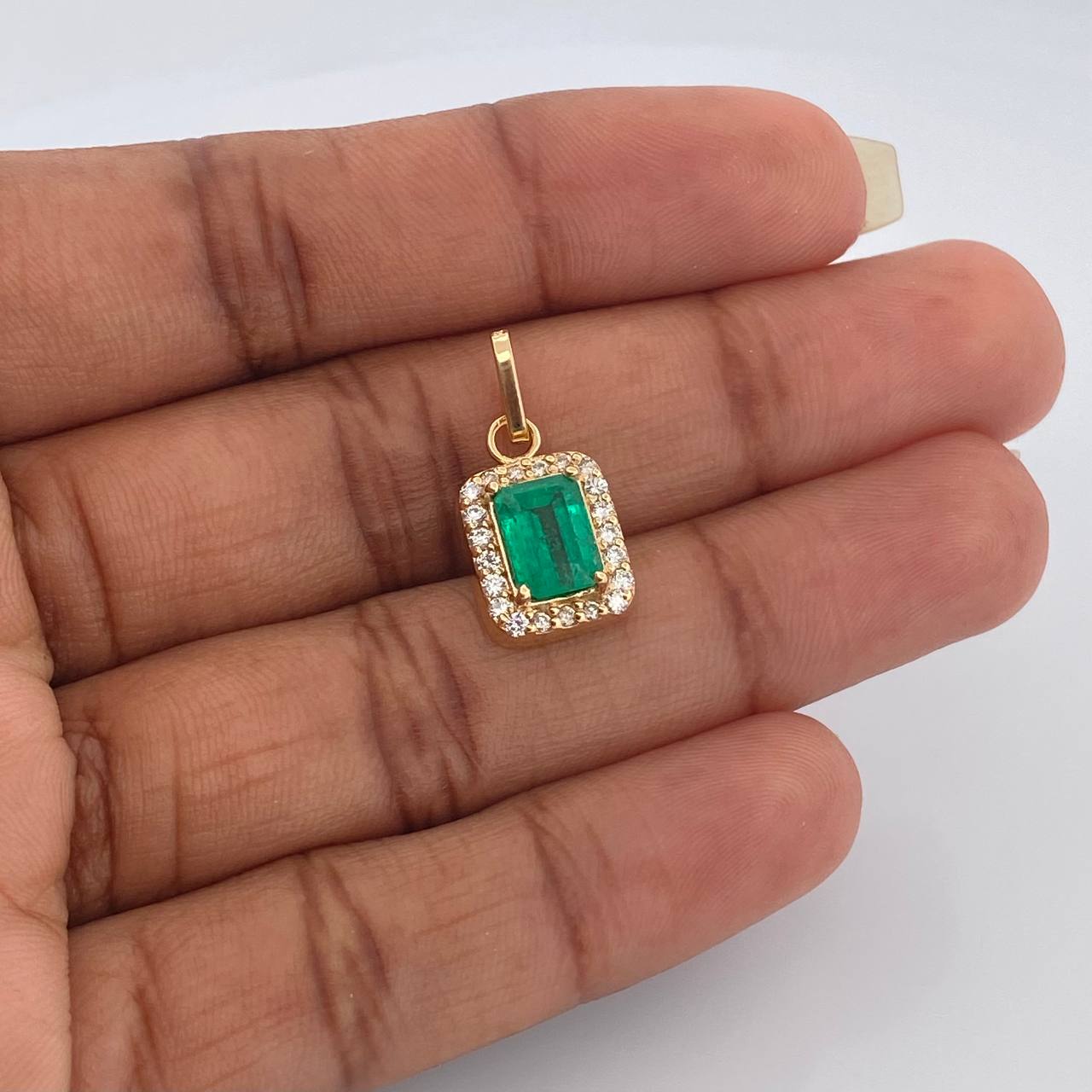 Dije Rectangulo Tupido Esmeralda 2.45gr / 3/4 in / Oro Amarillo 18K %