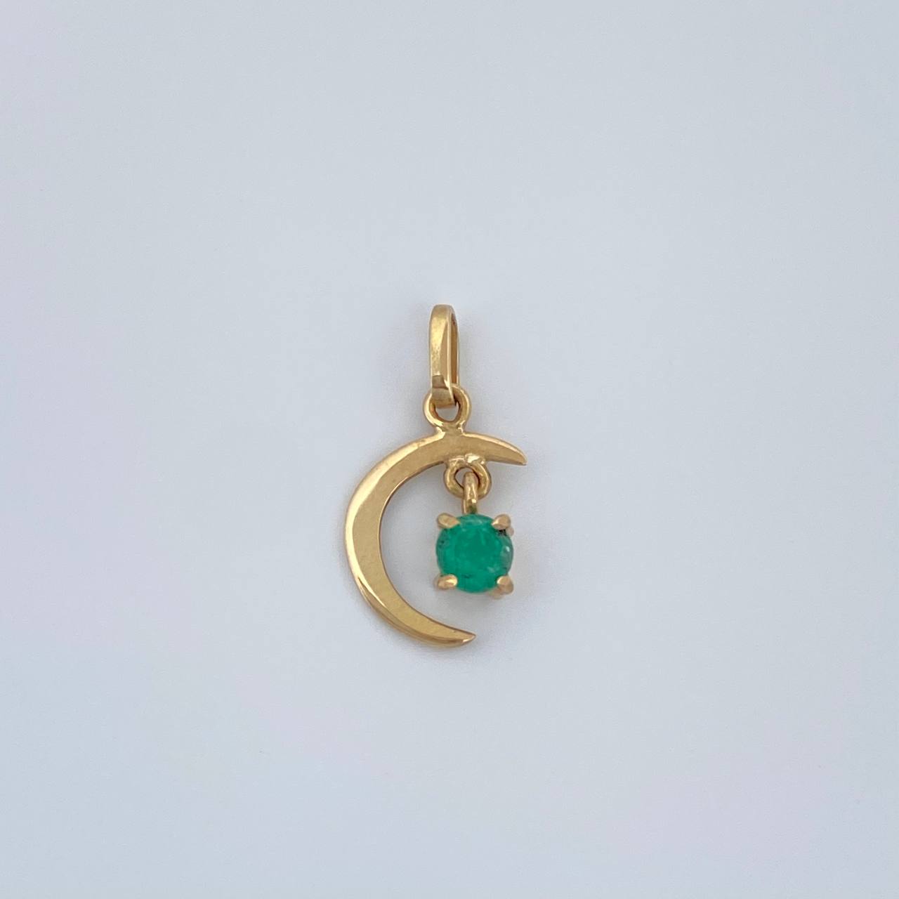 Dije Luna Figura Esmeralada 0.55gr / 3/4 in / Oro Amarillo 18K %
