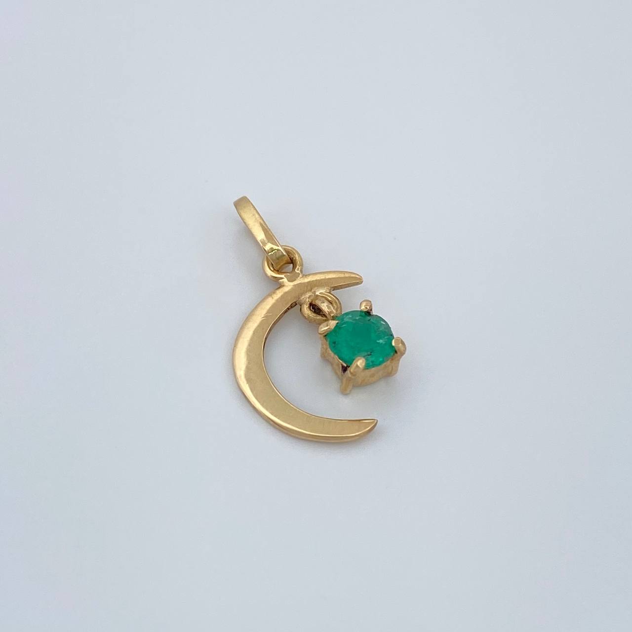 Dije Luna Figura Esmeralada 0.55gr / 3/4 in / Oro Amarillo 18K %