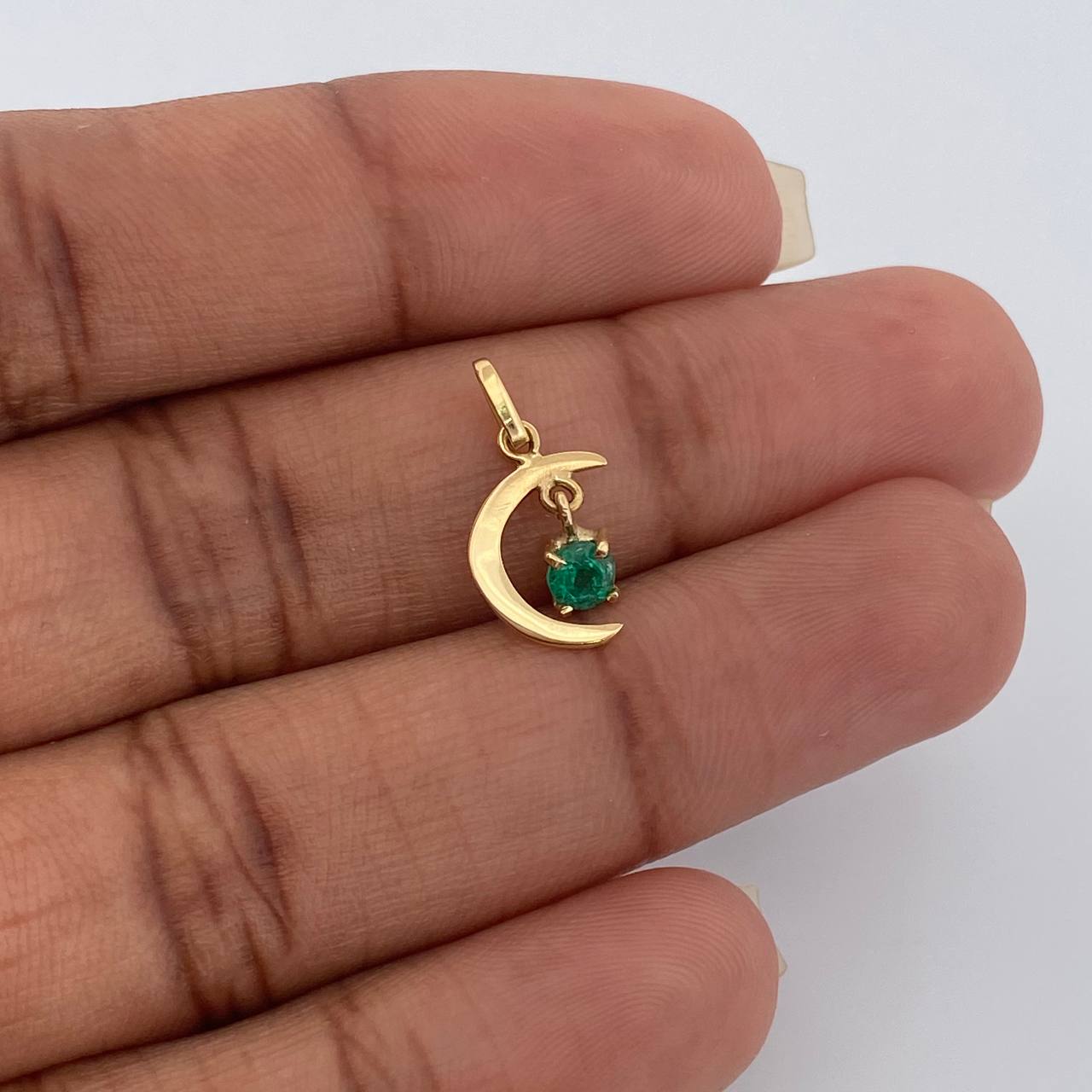 Dije Luna Figura Esmeralada 0.55gr / 3/4 in / Oro Amarillo 18K %