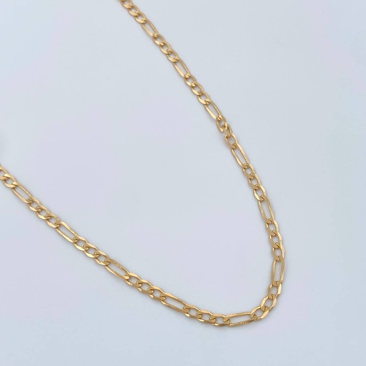 Cadena Figaro 5.75gr / 23 1/2 in / 2.4mm Oro Amarillo +3 18K %