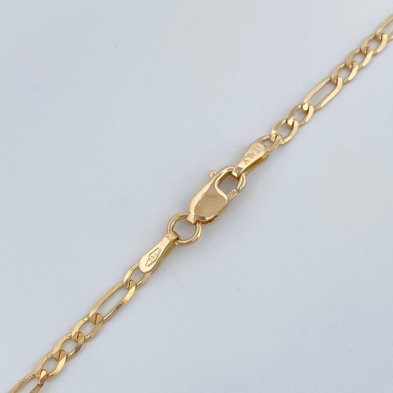 Cadena Figaro 5.75gr / 23 1/2 in / 2.4mm Oro Amarillo +3 18K %