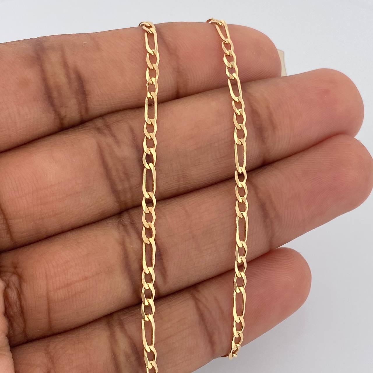 Cadena Figaro 5.75gr / 23 1/2 in / 2.4mm Oro Amarillo +3 18K %