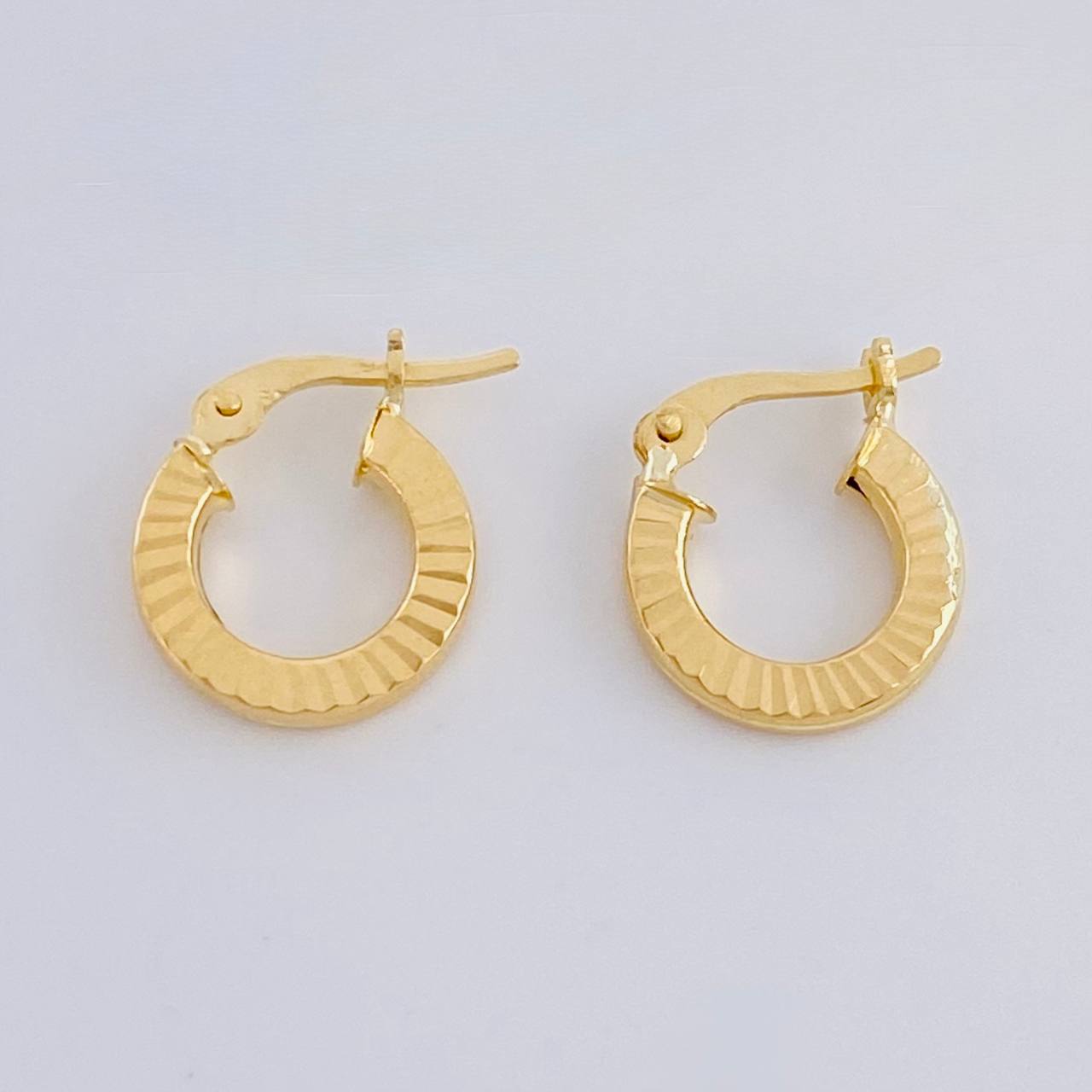 Candongas Valu Rayada 1.15g / 1/2 in Oro Amarillo 18K