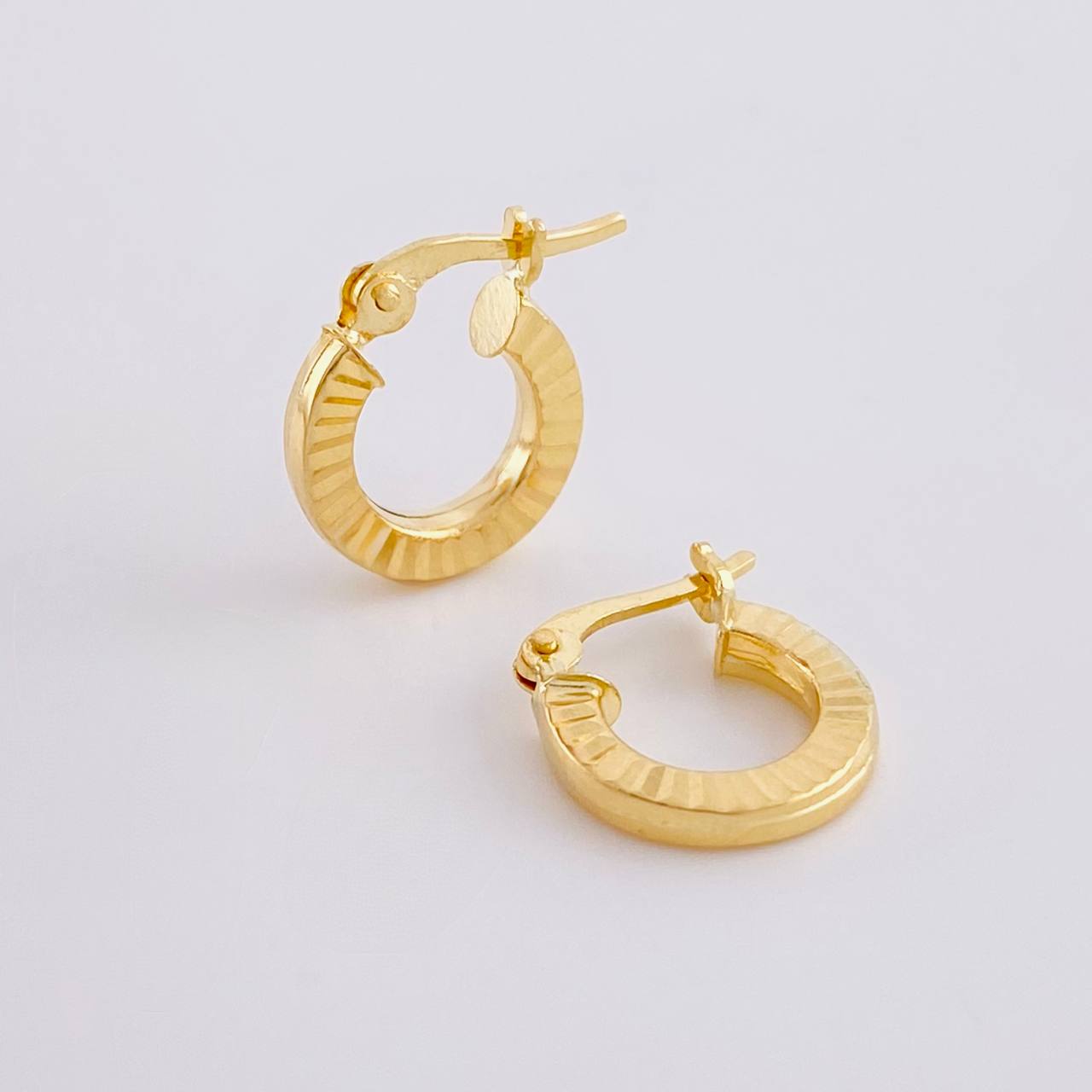 Candongas Valu Rayada 1.15g / 1/2 in Oro Amarillo 18K