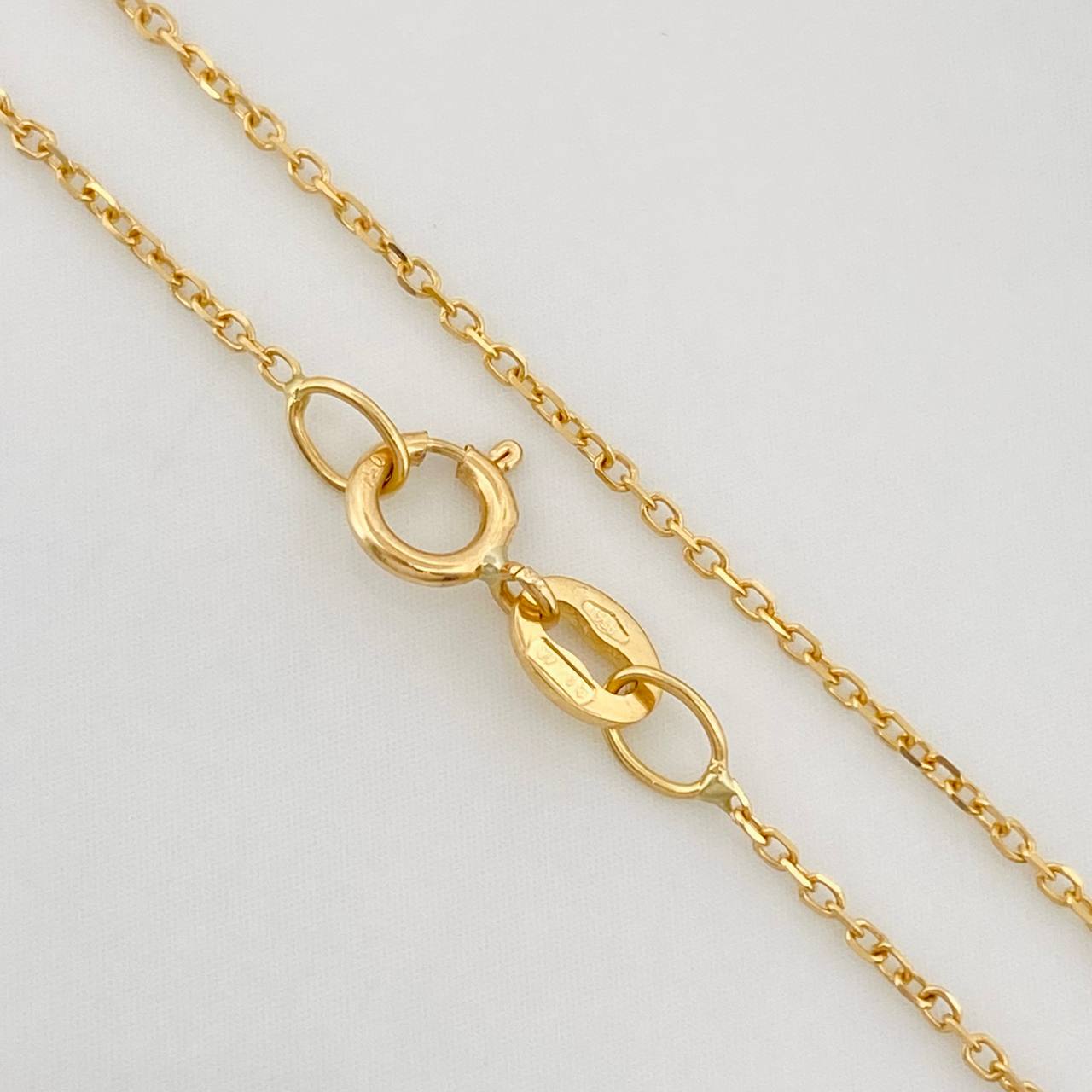 Cadena Aro Seguido 1.3g / 18 in / 0.6mm Oro Amarillo 18K