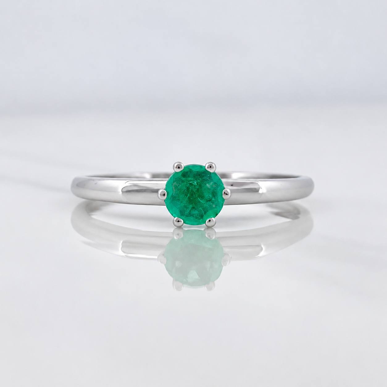 Solitaire Ring Emerald 29pts 1.75g / T6 3/4 White Gold 18K