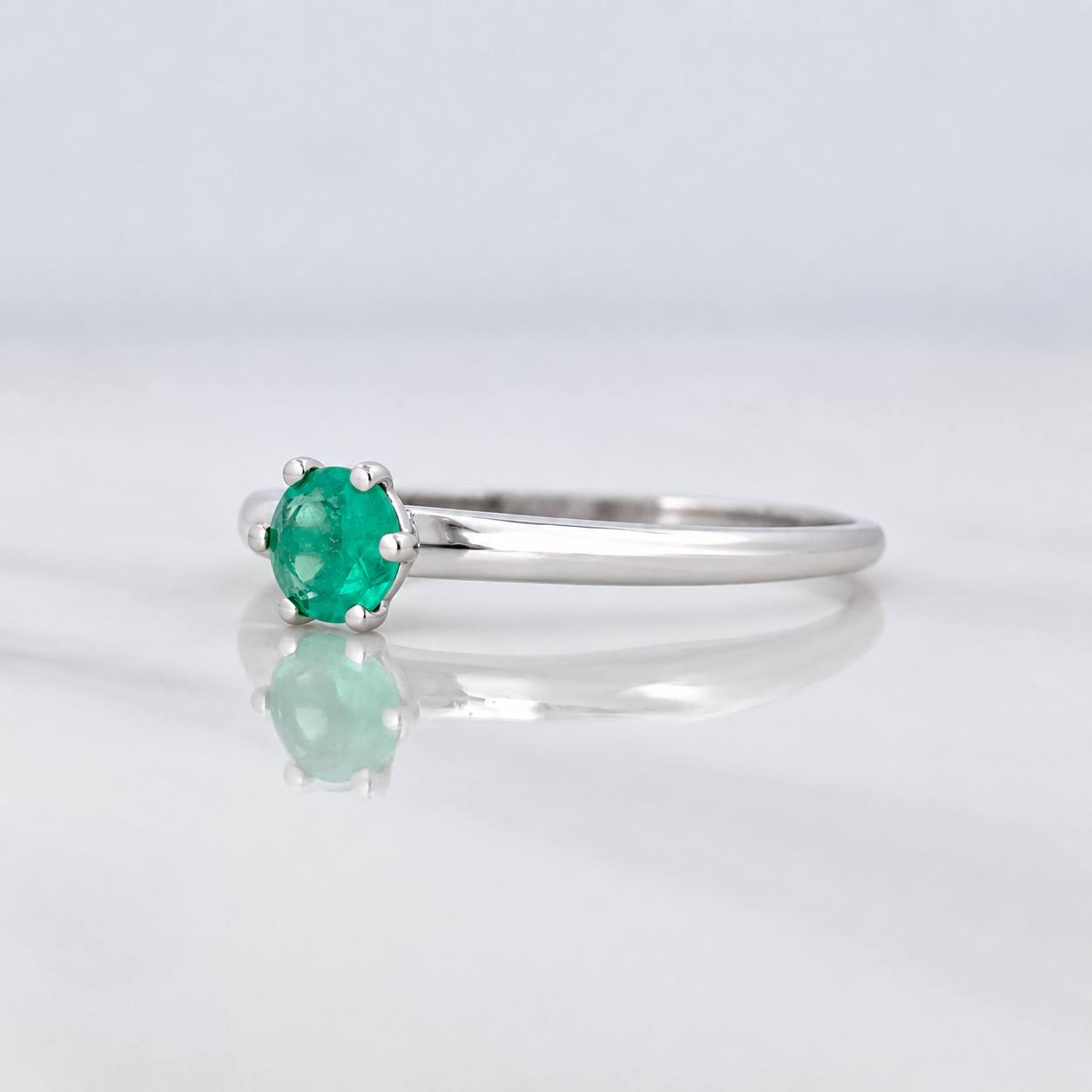 Solitaire Ring Emerald 29pts 1.75g / T6 3/4 White Gold 18K