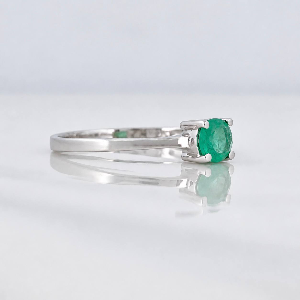 Solitaire Ring Emerald 29pts 1.35g / T6 1/2 White Gold 18K