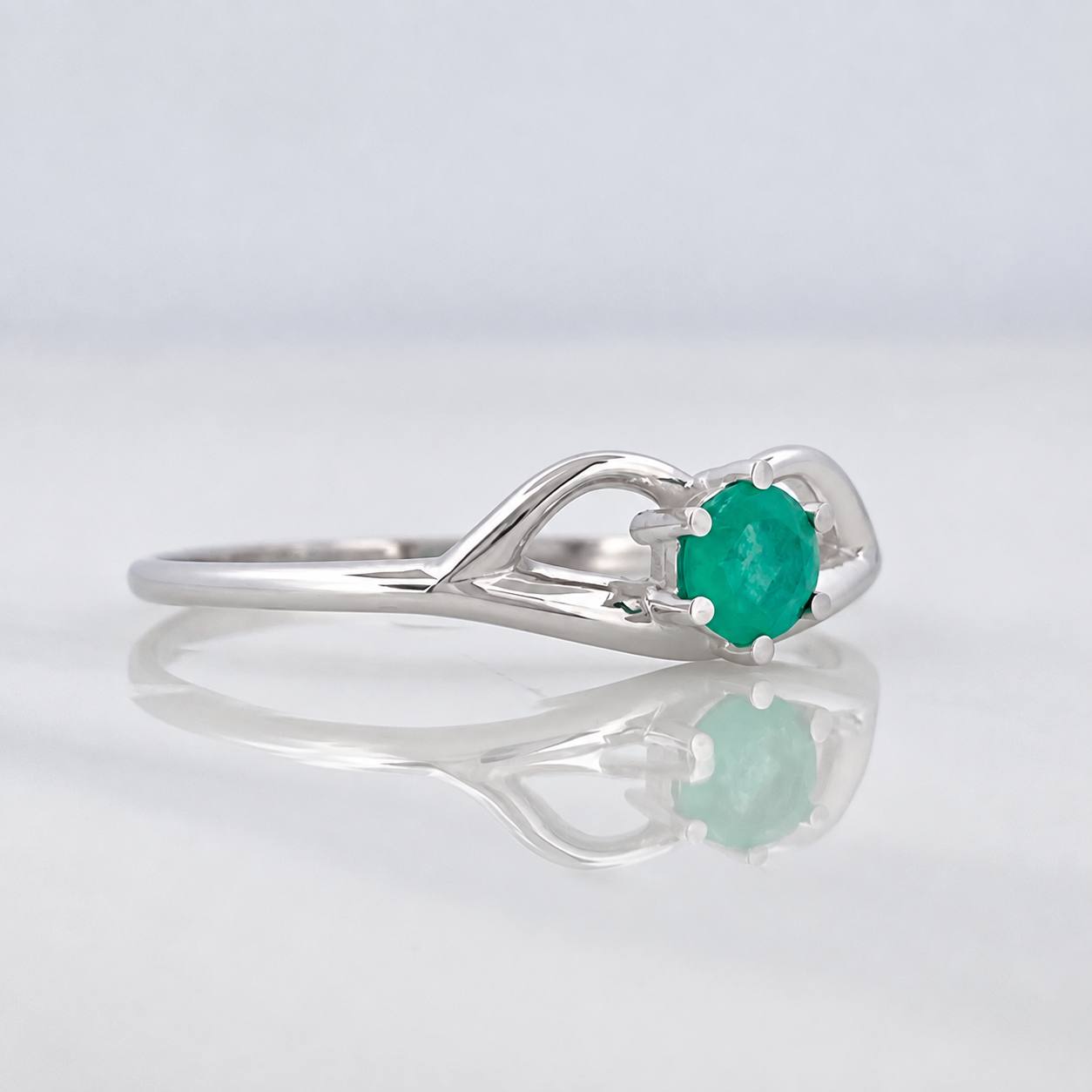 Anillo Solitario Esmeralda 21pts 1.2g / T6 3/4 Oro Blanco 18K