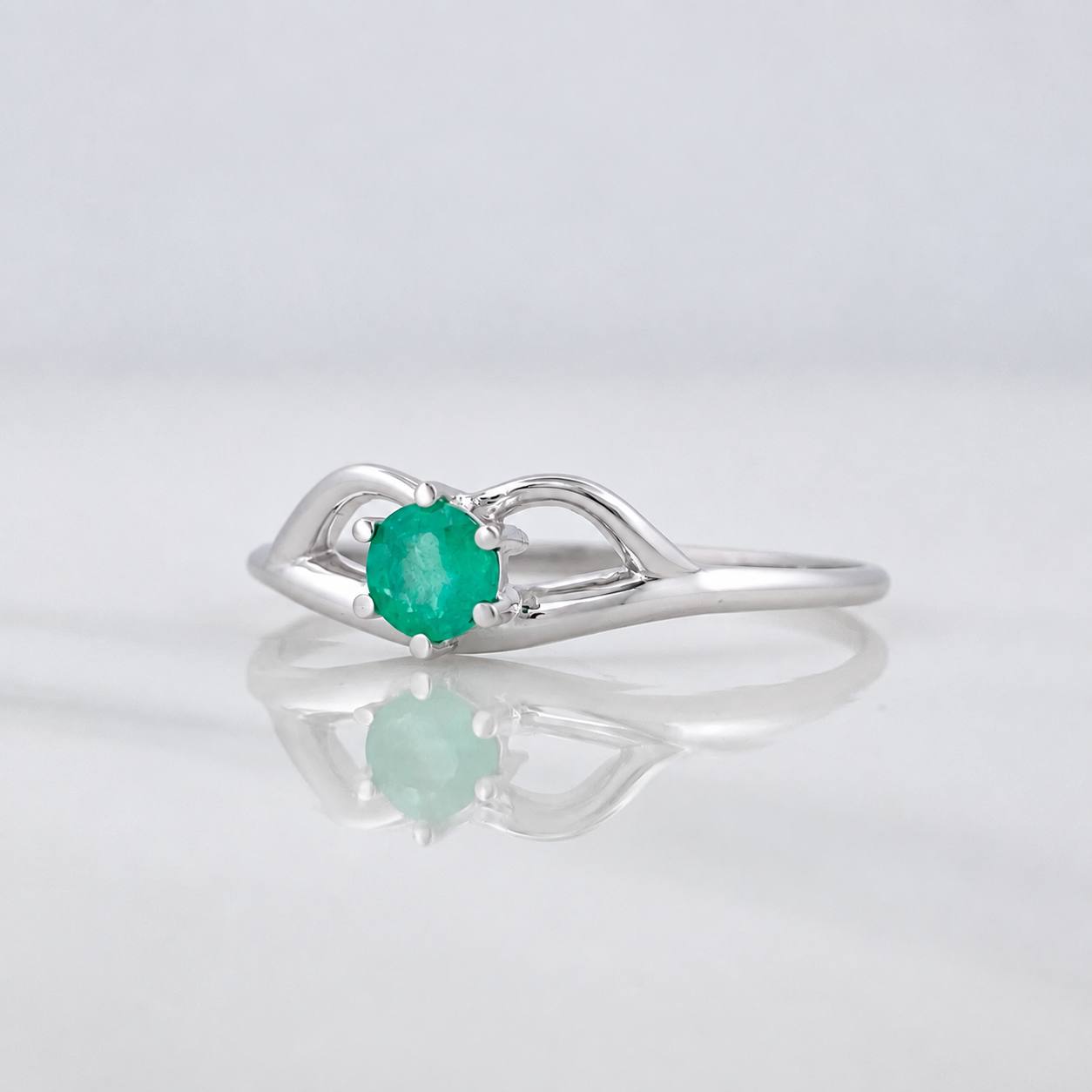 Anillo Solitario Esmeralda 21pts 1.2g / T6 3/4 Oro Blanco 18K