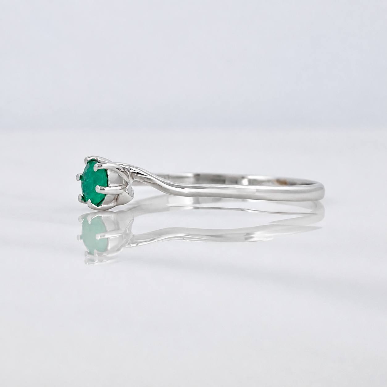 Anillo Solitario Esmeralda 21pts 1.2g / T7 Oro Blanco 18K