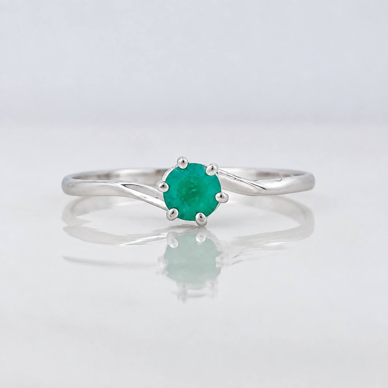 Anillo Solitario Esmeralda 21pts 1.2g / T7 Oro Blanco 18K