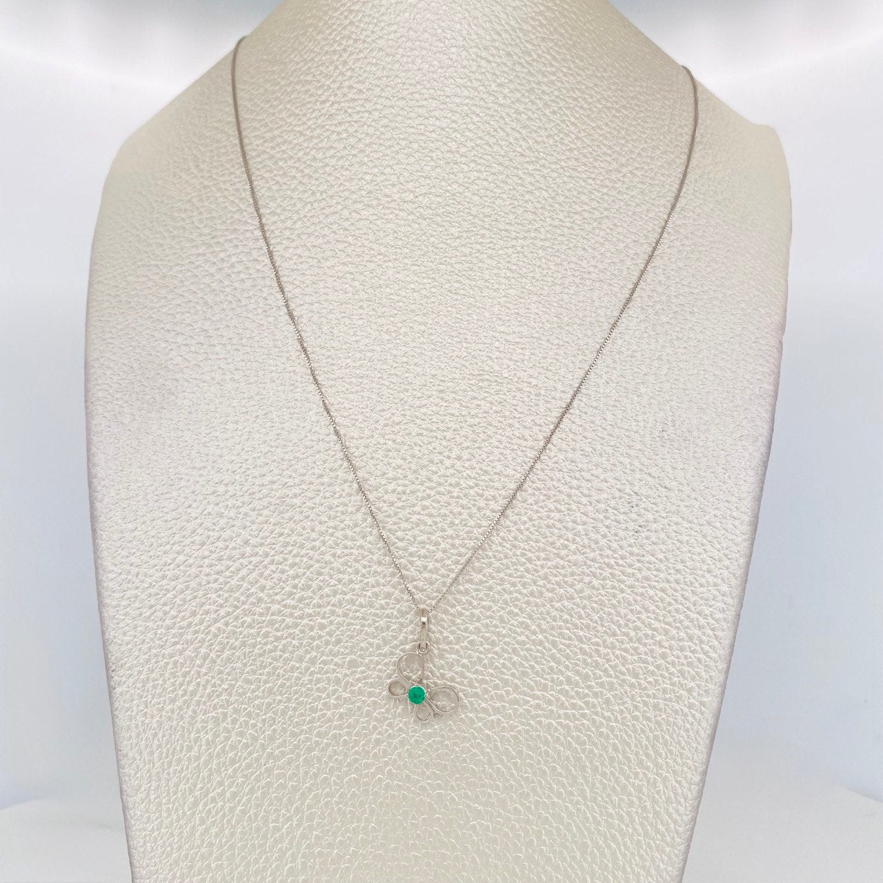 Venetian Chain Set + Emerald Butterfly Pendant 7pts / 1.6g / 18 in White Gold 18K