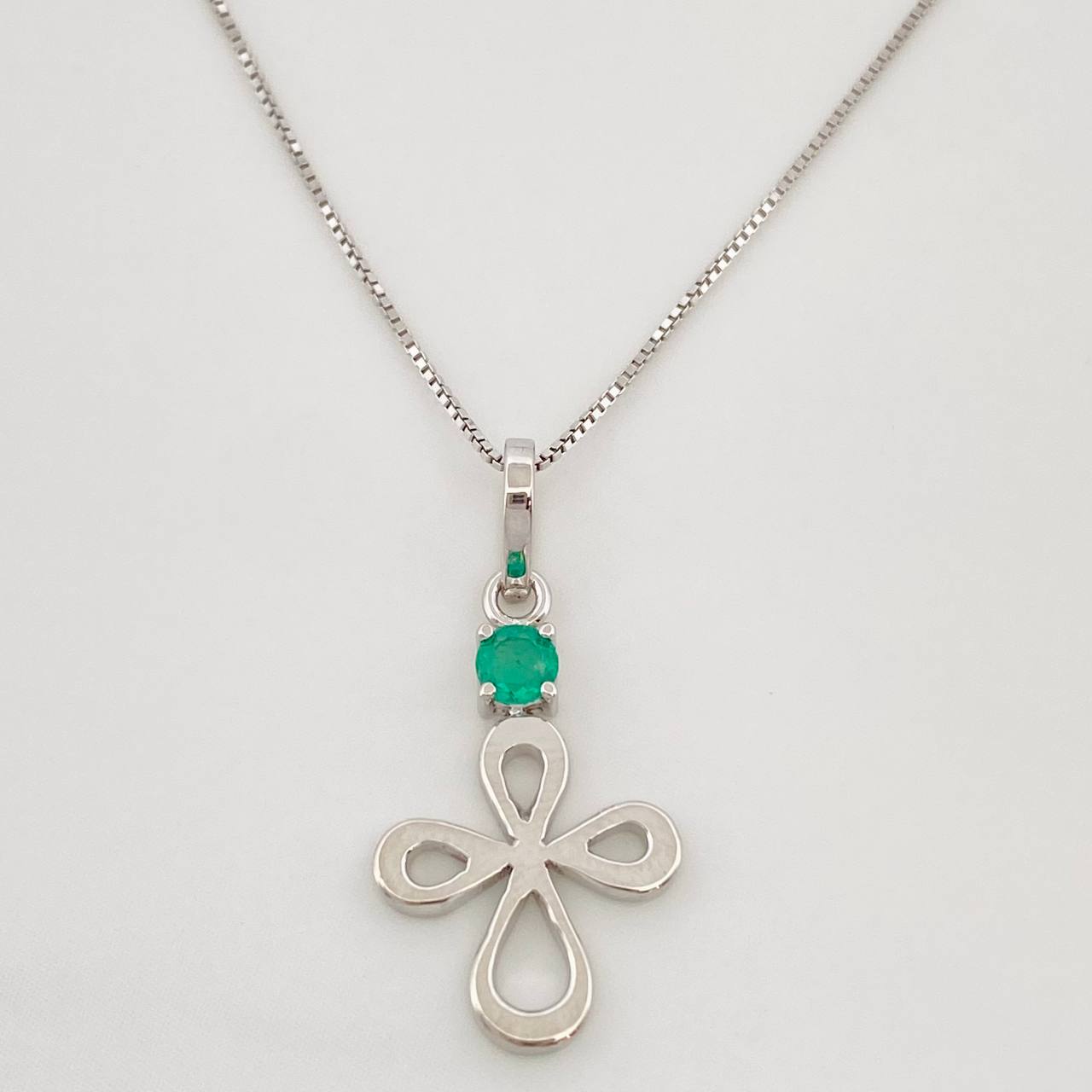 Set Cadena Veneciana + Dije Cruz Esmeralda 8pts / 1.6g / 18 in Oro Blanco 18K