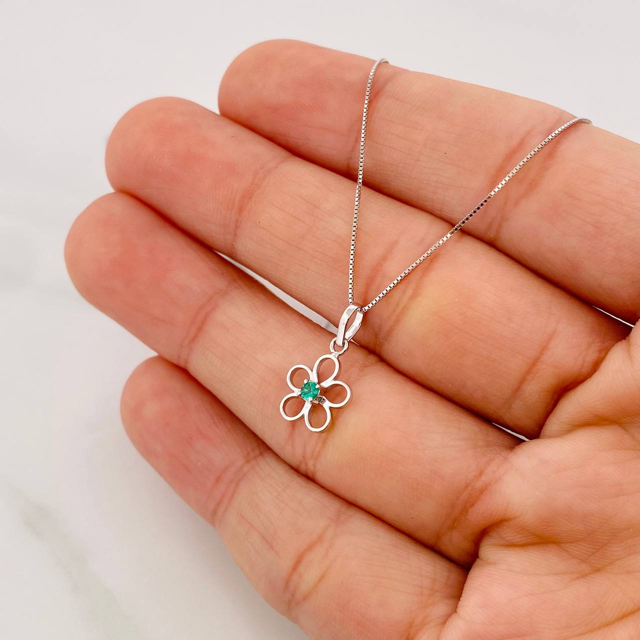 Venetian Chain Set + Flower Pendant Emerald 4pts / 1.45g / 18 in 18K White Gold
