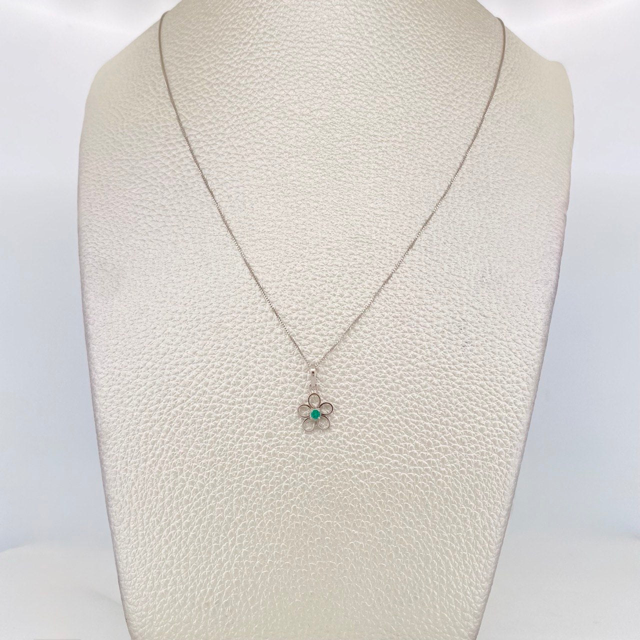 Venetian Chain Set + Flower Pendant Emerald 4pts / 1.45g / 18 in 18K White Gold