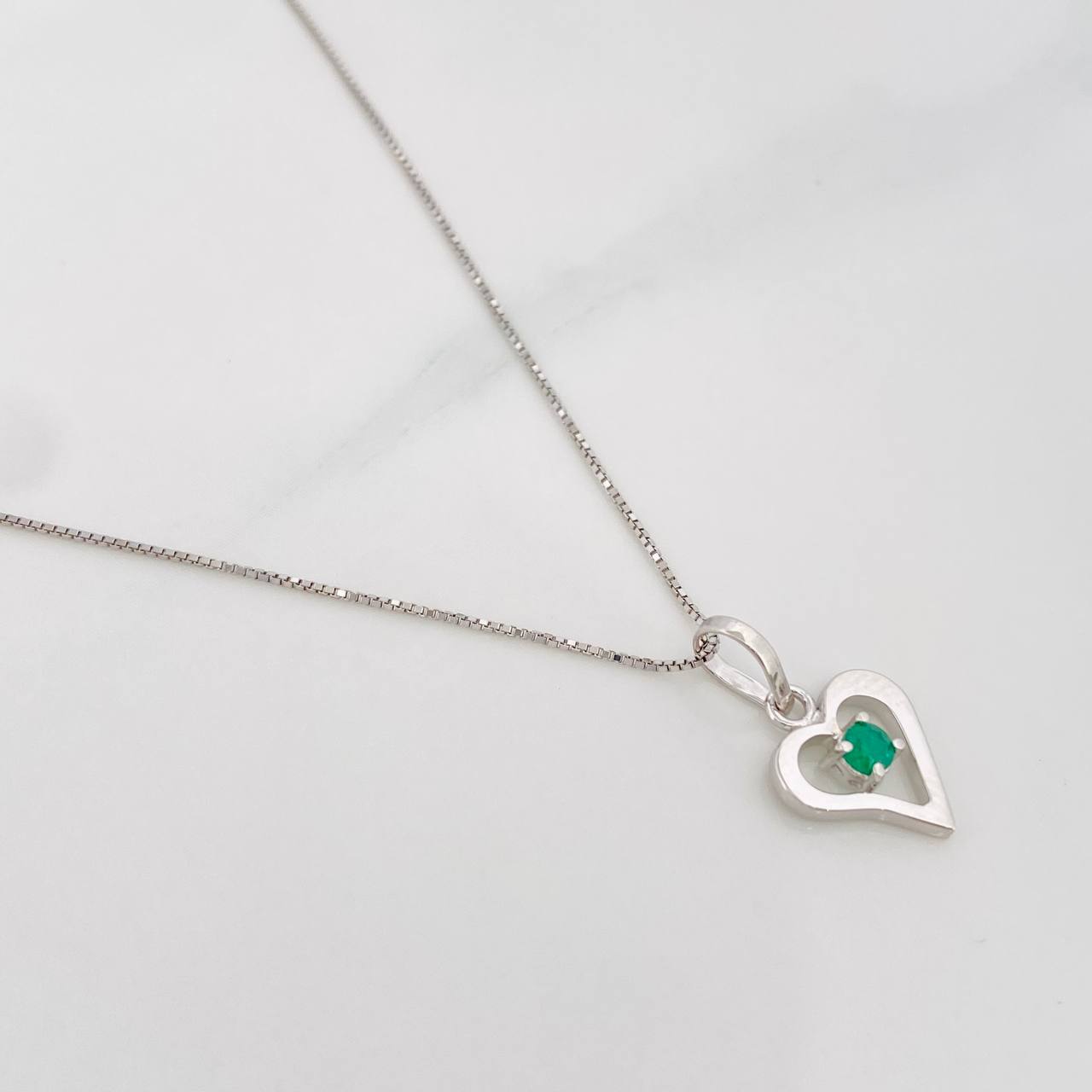 Set Cadena Veneciana + Dije Corazon Esmeralda 6pts / 1.4g / 18 in Oro Blanco 18K