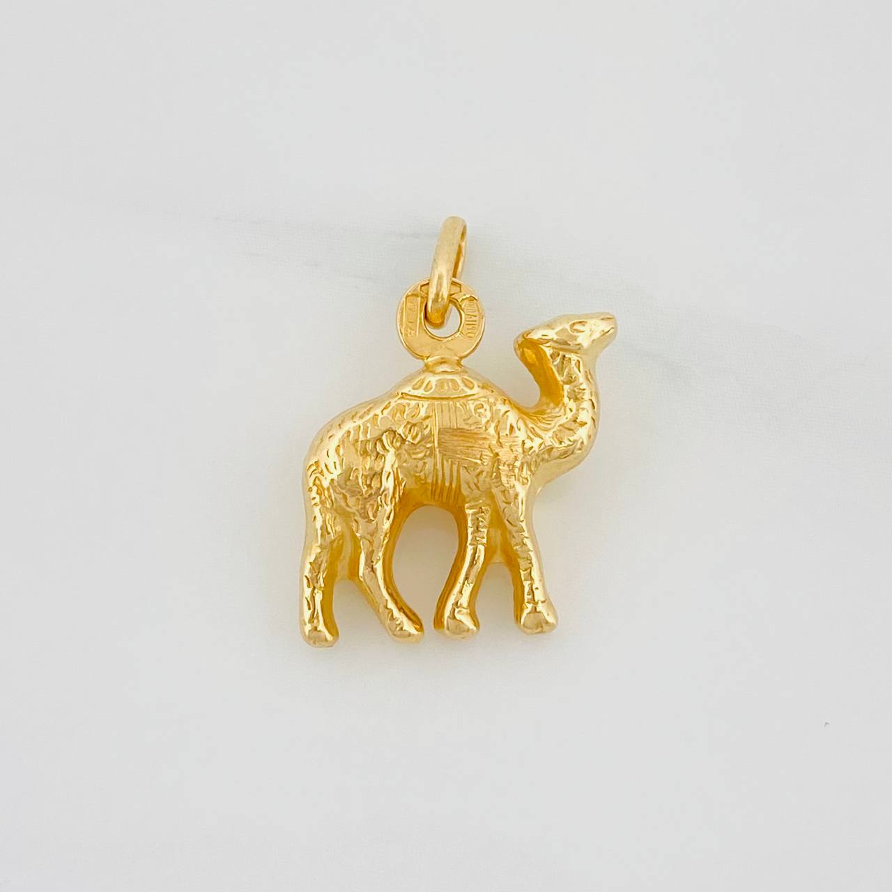 Dije Camello 1.75g / 3/4 in Oro Amarillo 18K