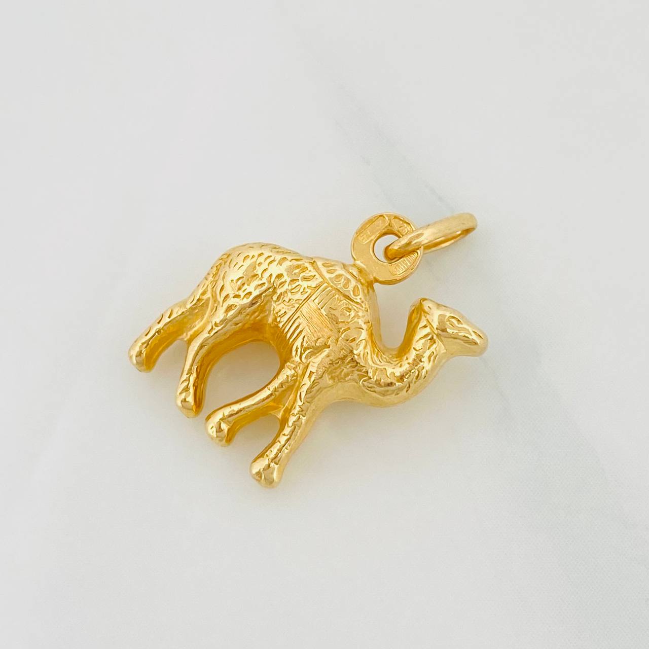 Dije Camello 1.75g / 3/4 in Oro Amarillo 18K