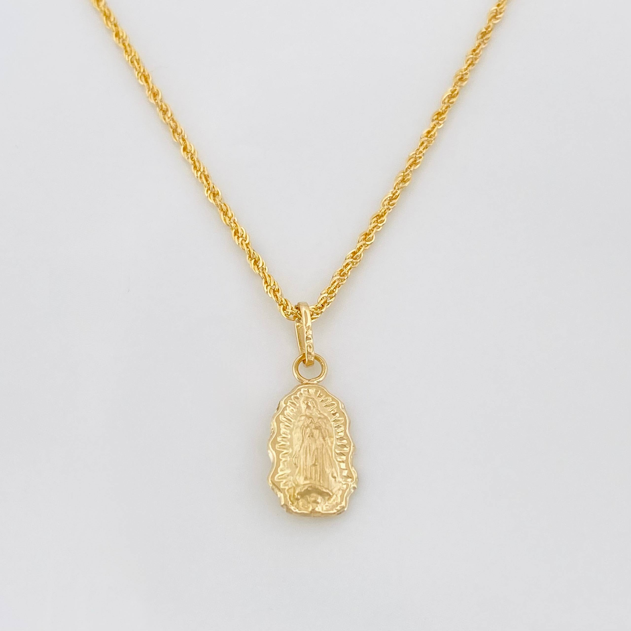 Set Cadena Lazo + Dije Silueta Virgen Guadalupe / 1.35 g / 17 3/4 in Oro Amarillo 18K