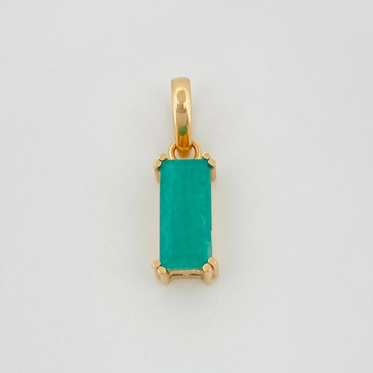 Dije Rectangular Esmeralda 2.30Qts 2.05 g / 3/4 in Oro Amarillo 18K