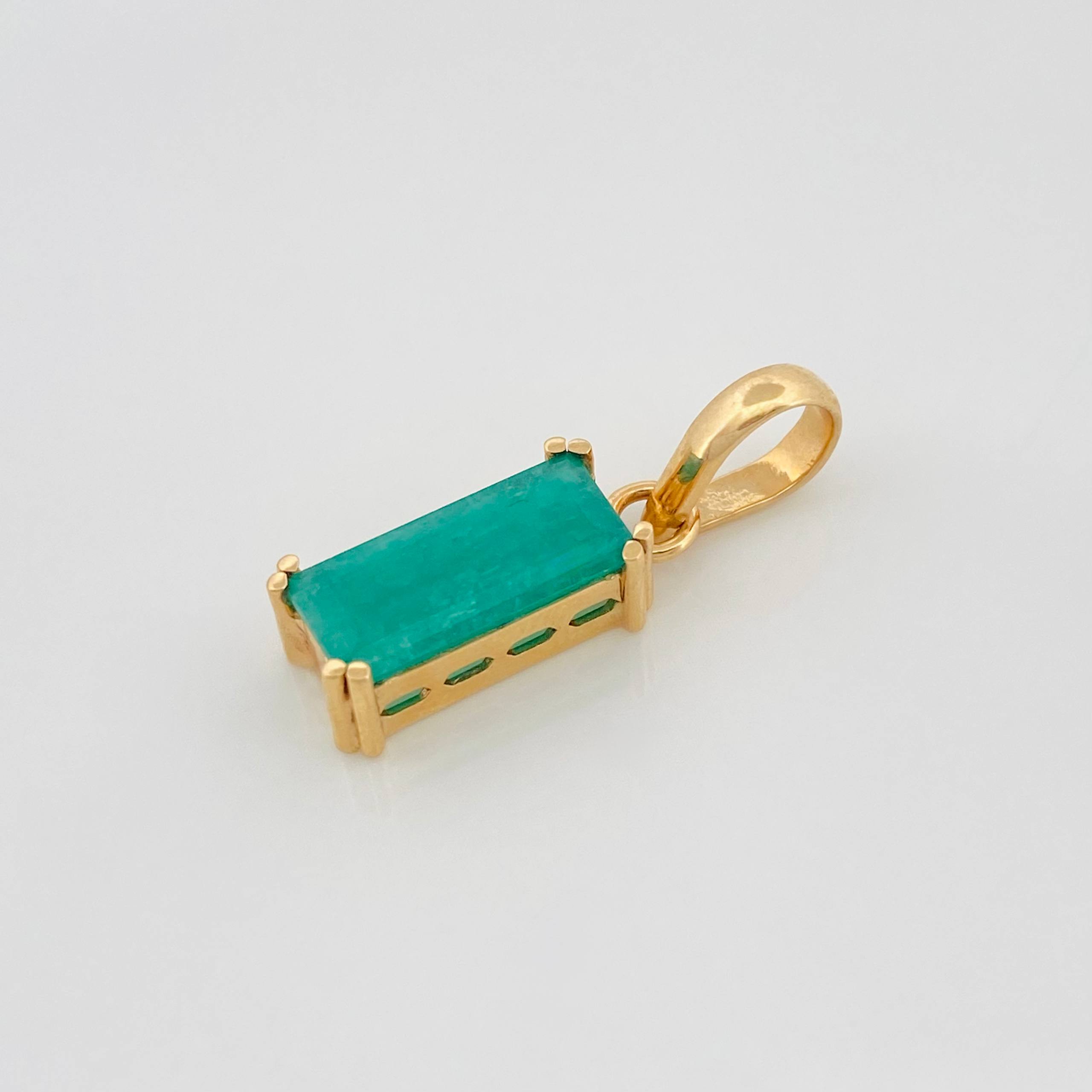 Rectangular Emerald Pendant 2.30Qts 2.05 g / 3/4 in Yellow Gold 18K