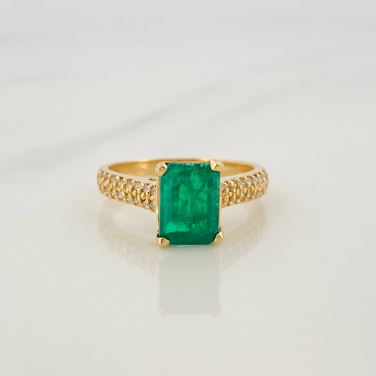 Anillo Rectangular Diamantes 33Pts Esmeralda 1.23Qts 3.4 g / T6 Oro Amarillo 18K