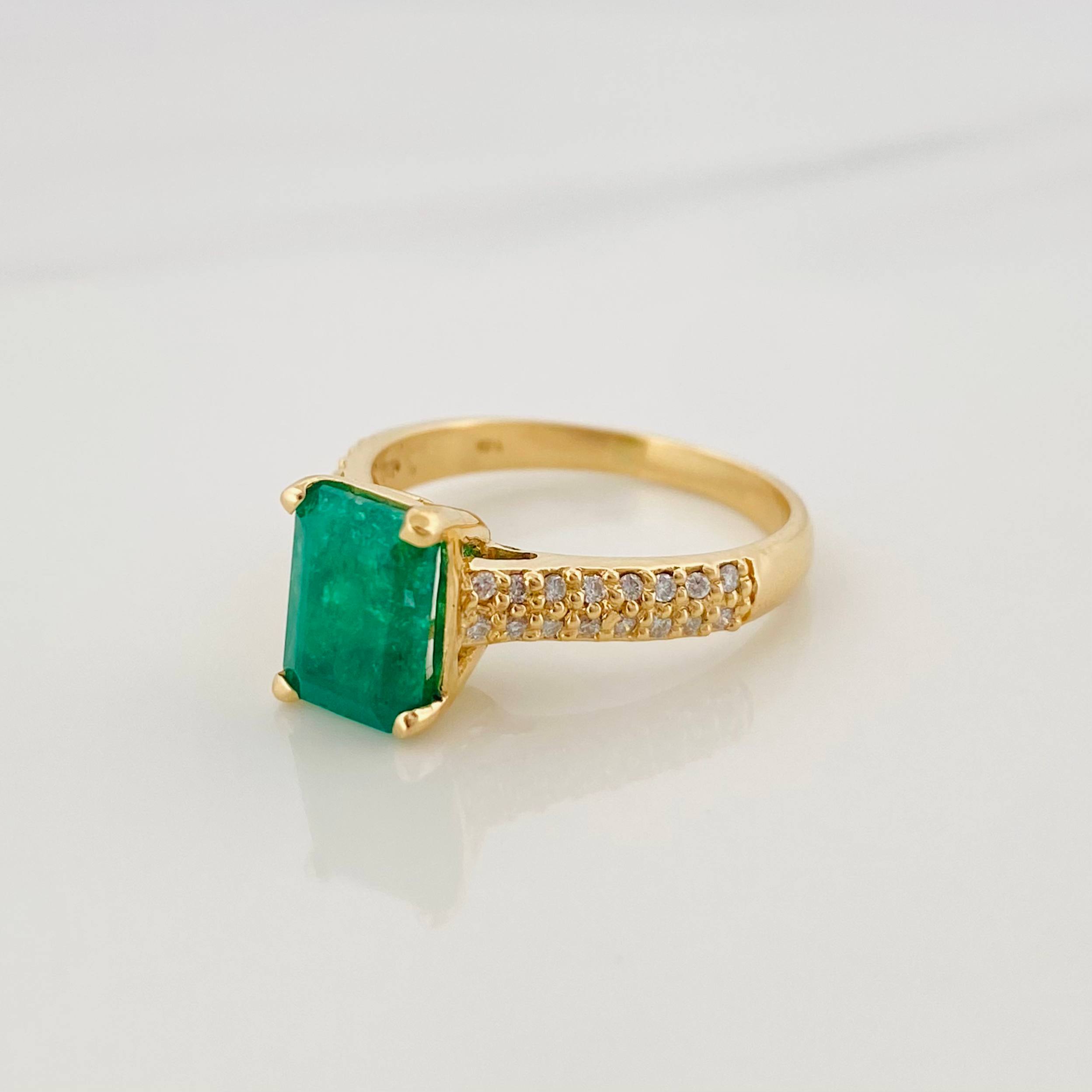 Rectangular Ring with Diamonds 33Pts Emerald 1.23Qts 3.4 g / T6 Yellow Gold 18K
