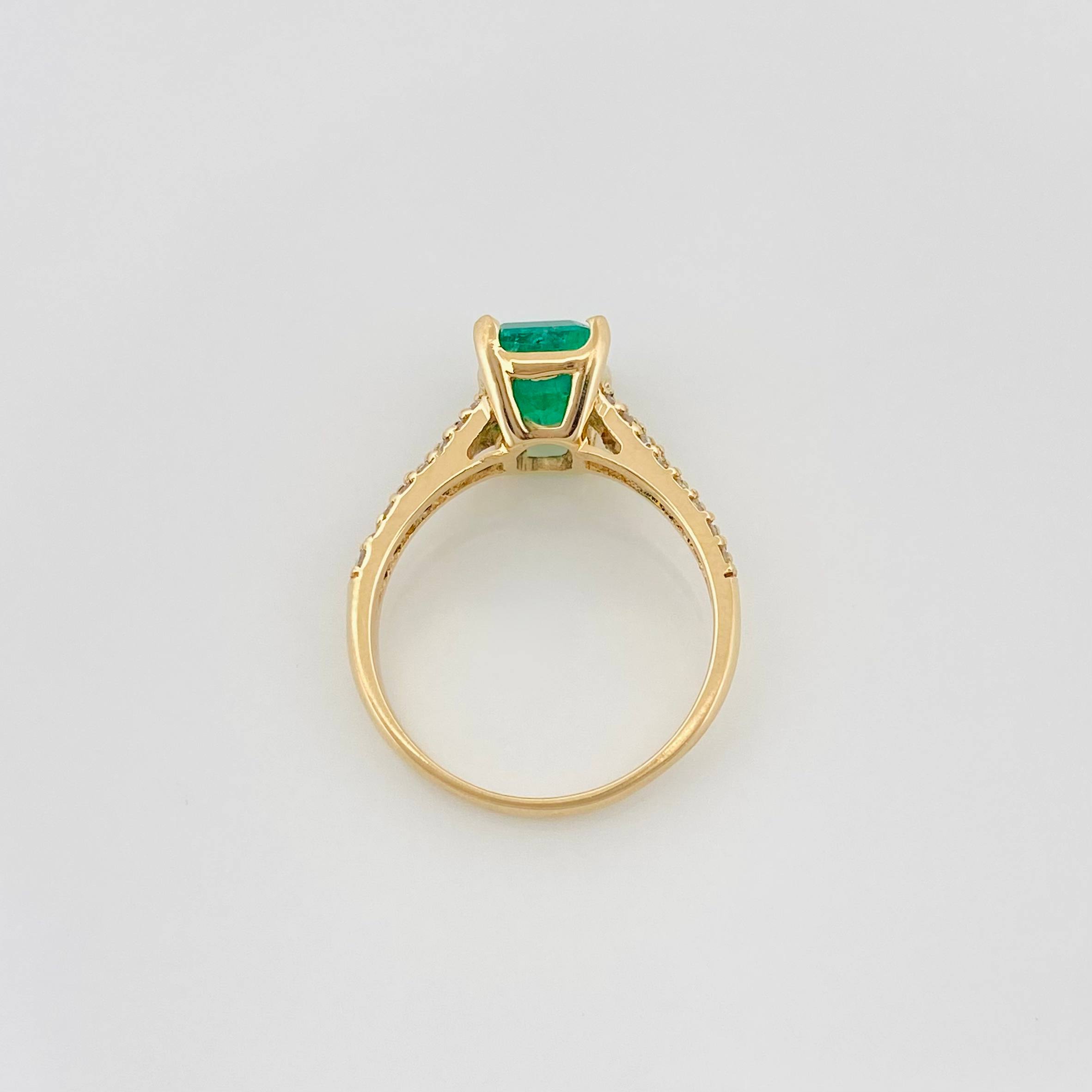 Rectangular Ring with Diamonds 33Pts Emerald 1.23Qts 3.4 g / T6 Yellow Gold 18K