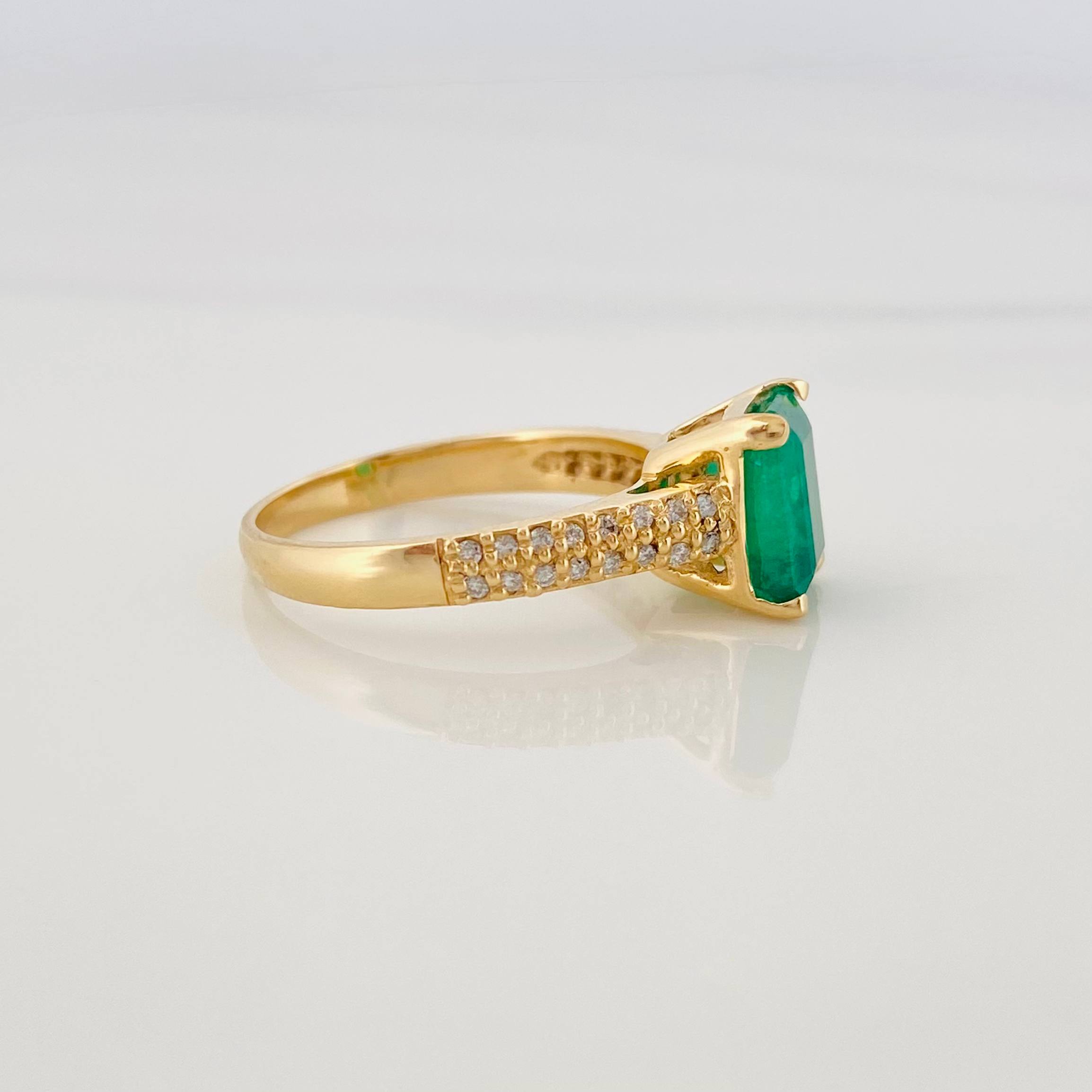 Rectangular Ring with Diamonds 33Pts Emerald 1.23Qts 3.4 g / T6 Yellow Gold 18K