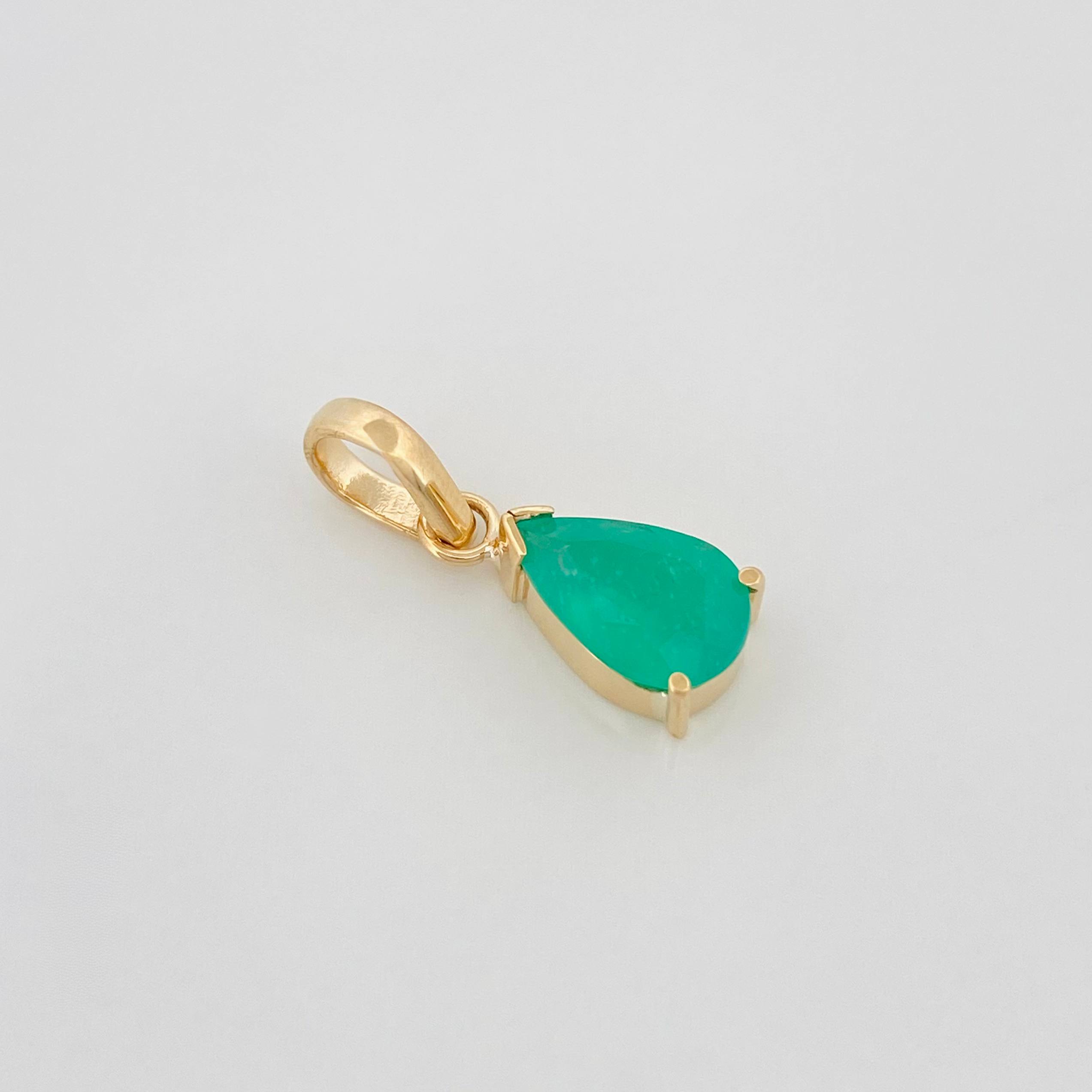 Dije Lagrima Esmeralda 82Pts 0.9 g / 1/2 in Oro Amarillo 18K