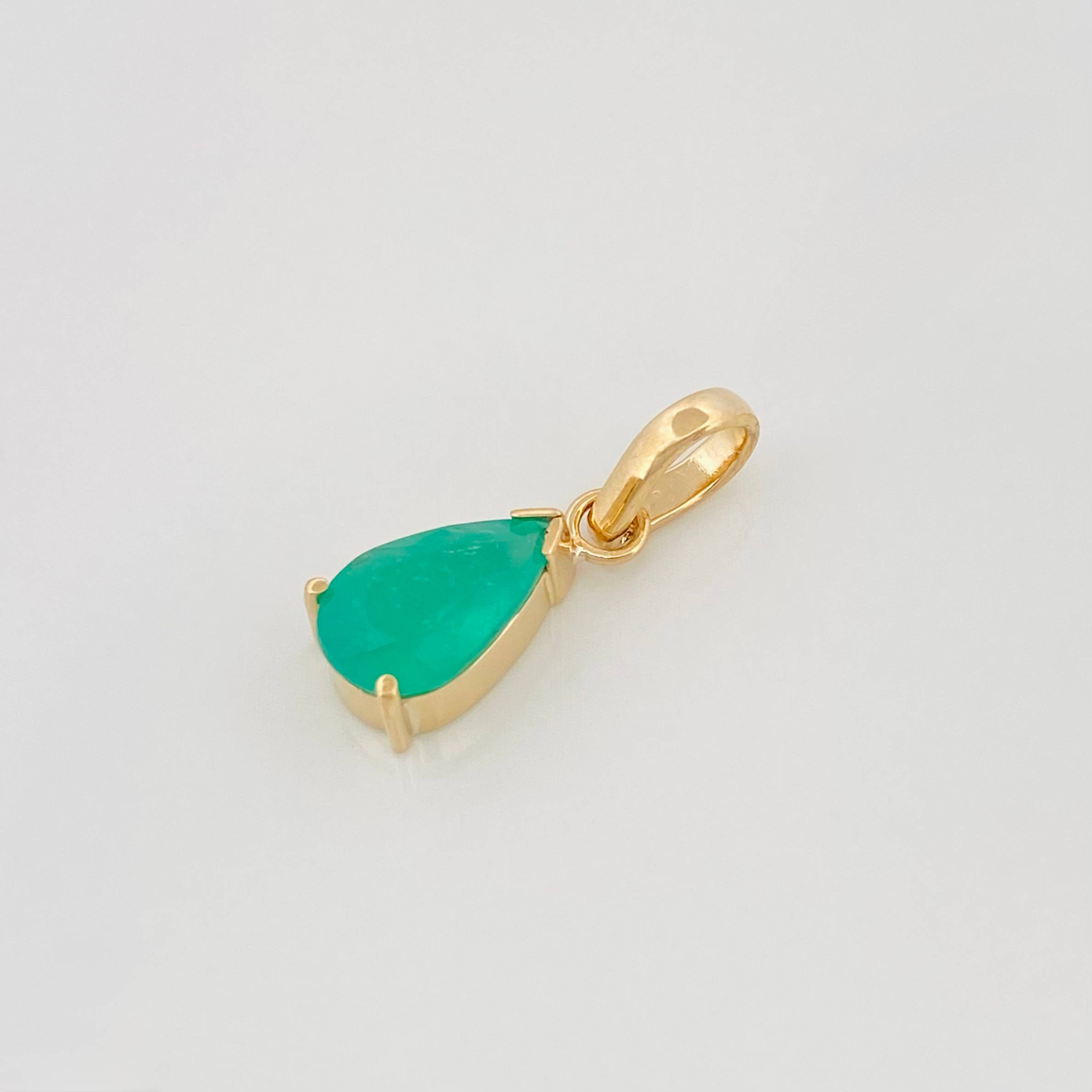 Dije Lagrima Esmeralda 82Pts 0.9 g / 1/2 in Oro Amarillo 18K