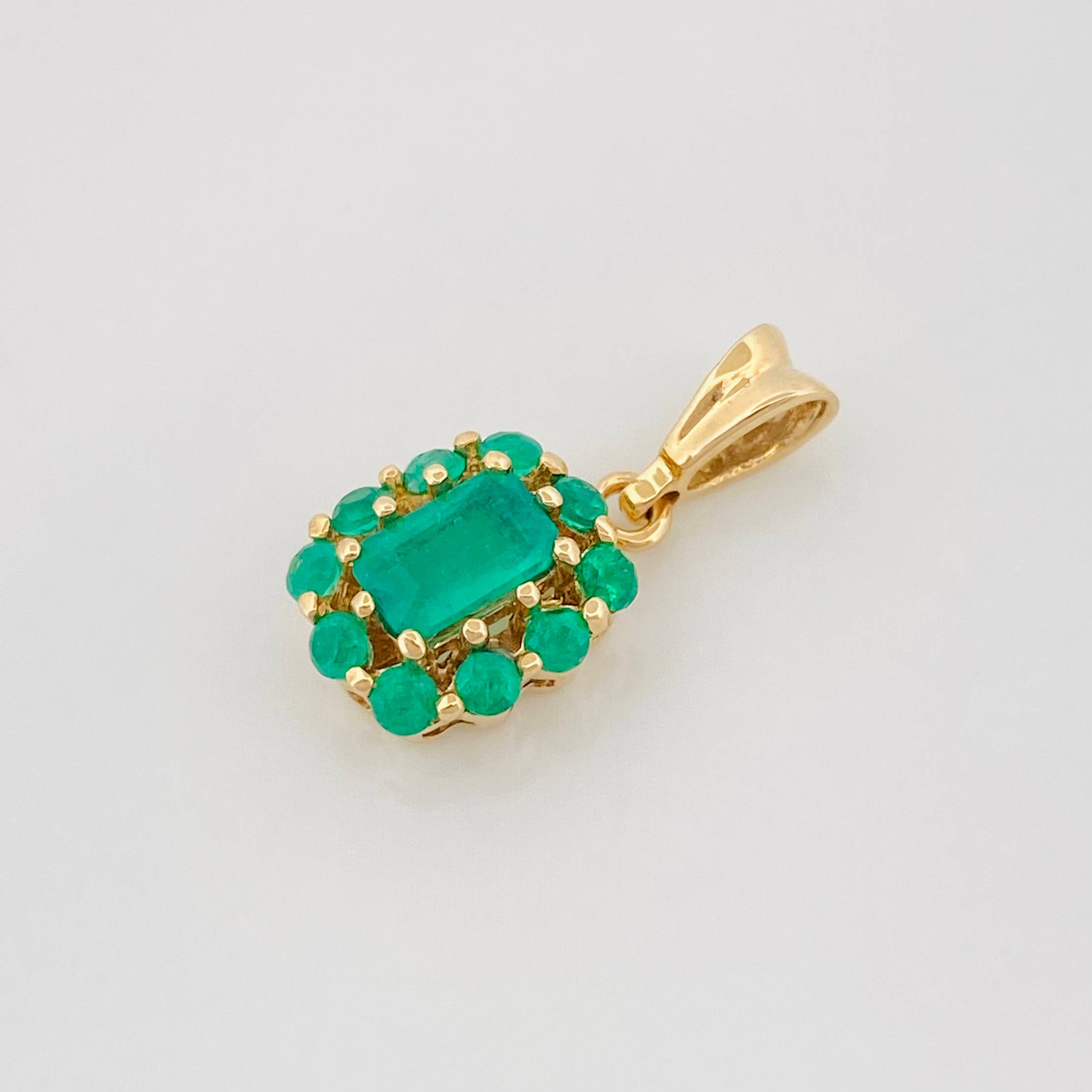 Emerald Rectangle Pendant 56Pts 1.25 g / 1/2 in 18K Yellow Gold