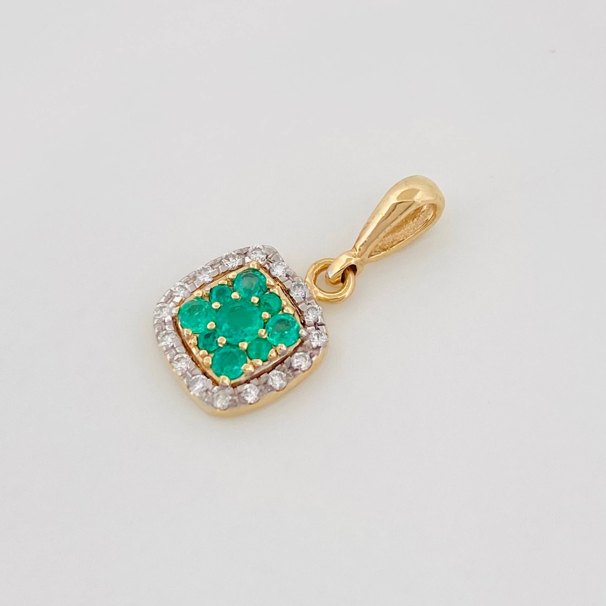 Dije Cuadro Esmeralda 20Pts Diamante 16Pts 0.95 g / 3/4 in Oro Amarillo 18K
